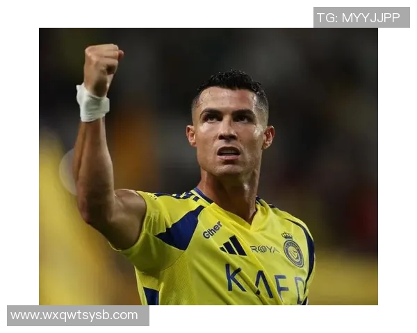 足球传奇汇聚：明星球员明信片珍藏版，带你领略足坛风云人物风采